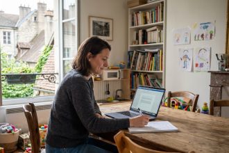 Femme concentrée travaillant à la maison à Besançon